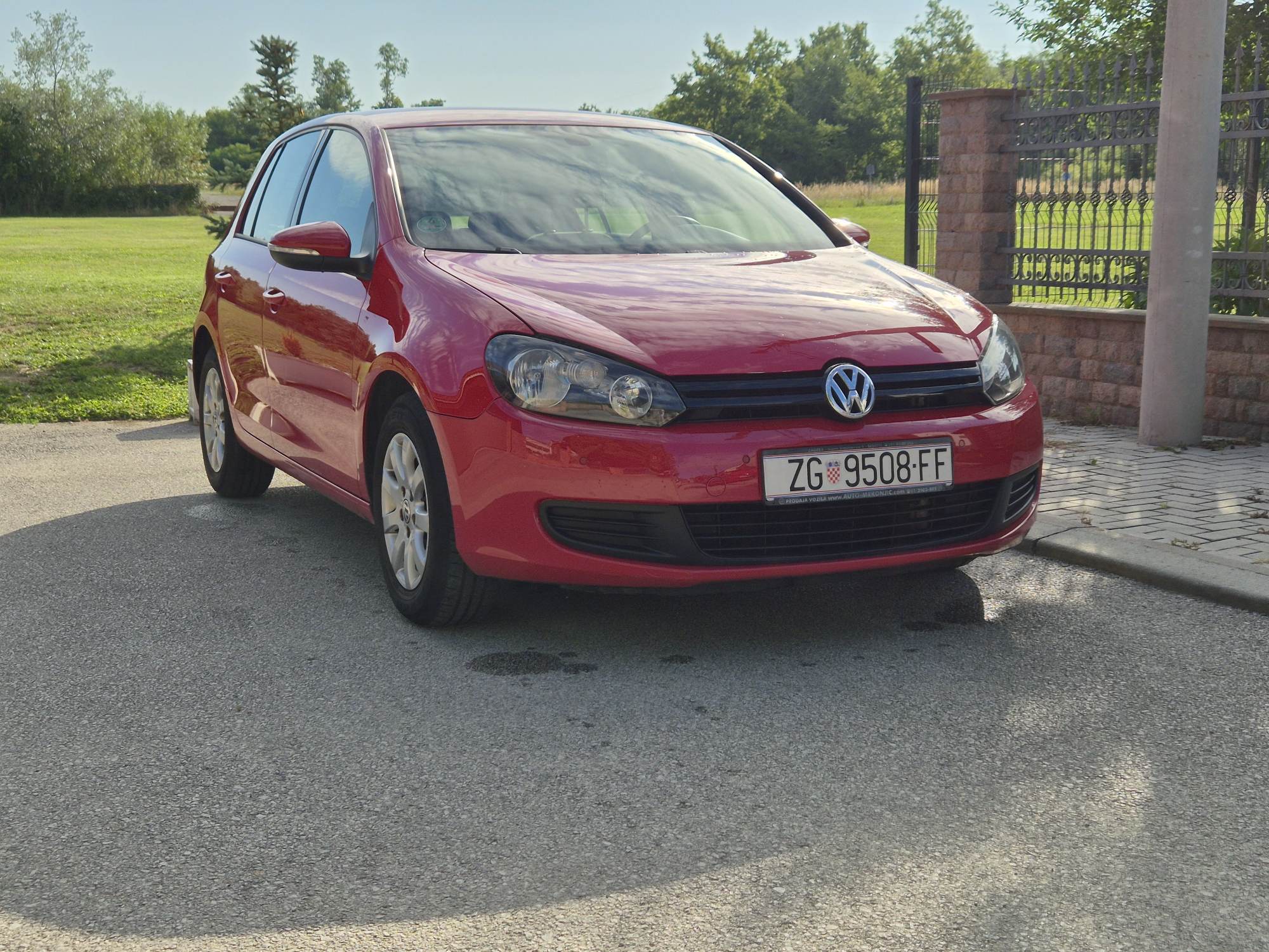 Slika prikazuje vanjski izgled vozila.