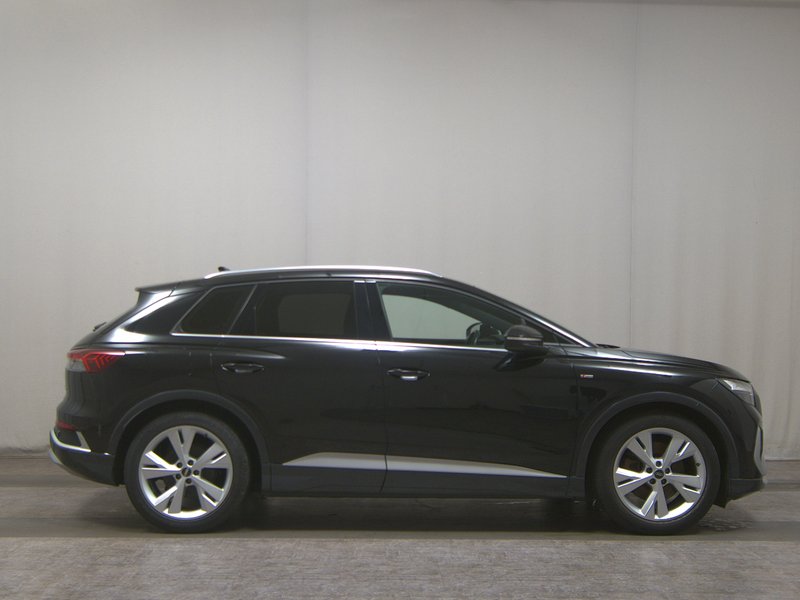 Slika prikazuje eksterijer automobila; karoserija i kotači su vidljivi.