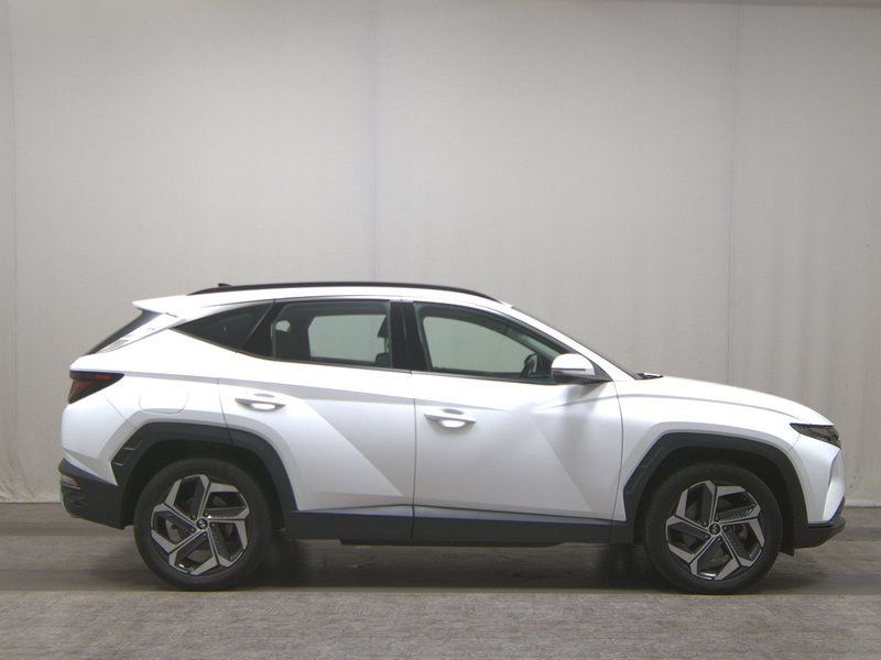 Slika prikazuje vanjsku fasadu vozila (profil automobila).