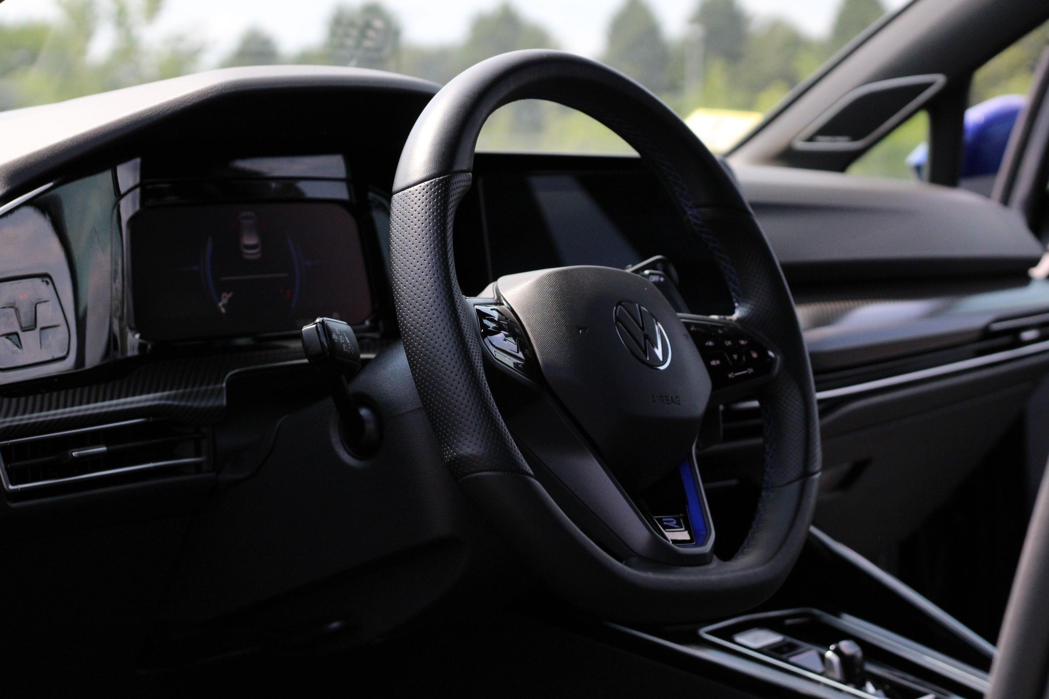 32. Glavna fotografija interijera s vozačeve strane