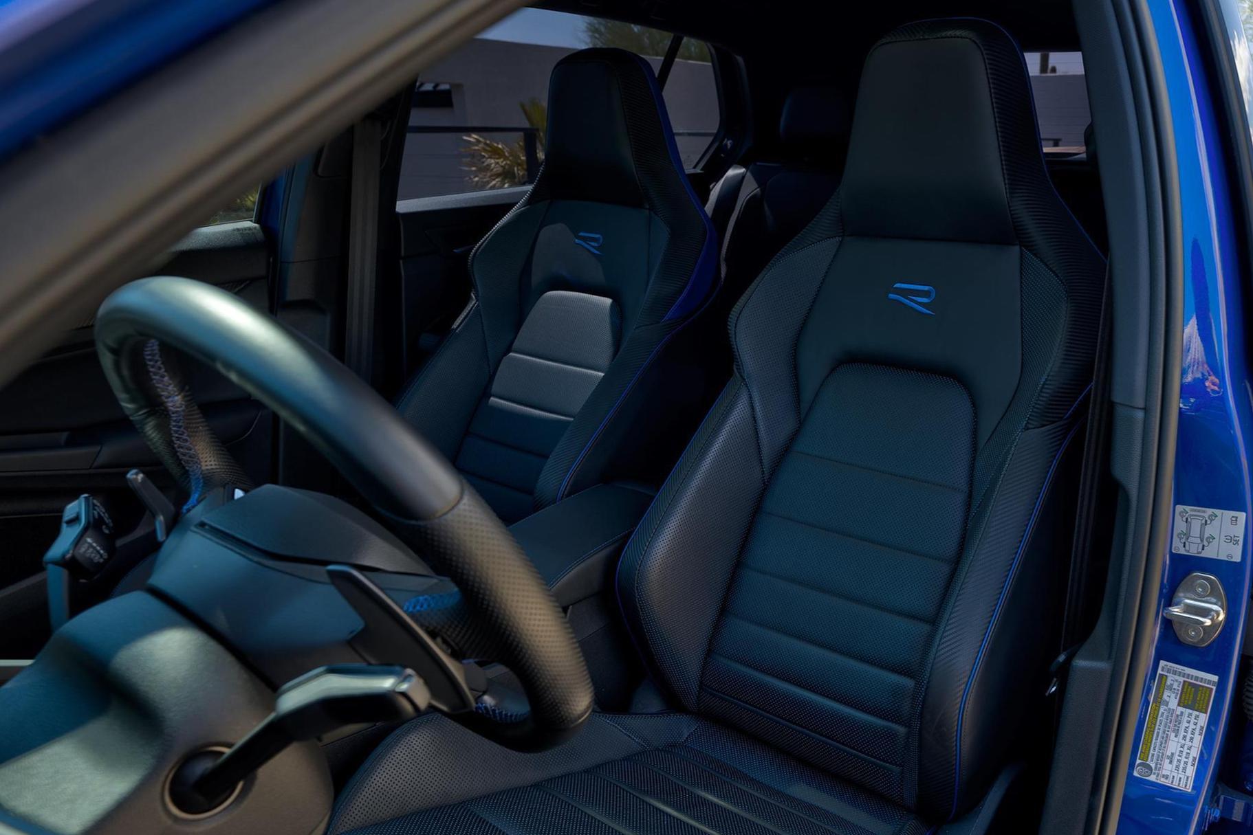 34. Fotografija cijelog vozačevog sjedala frontalno