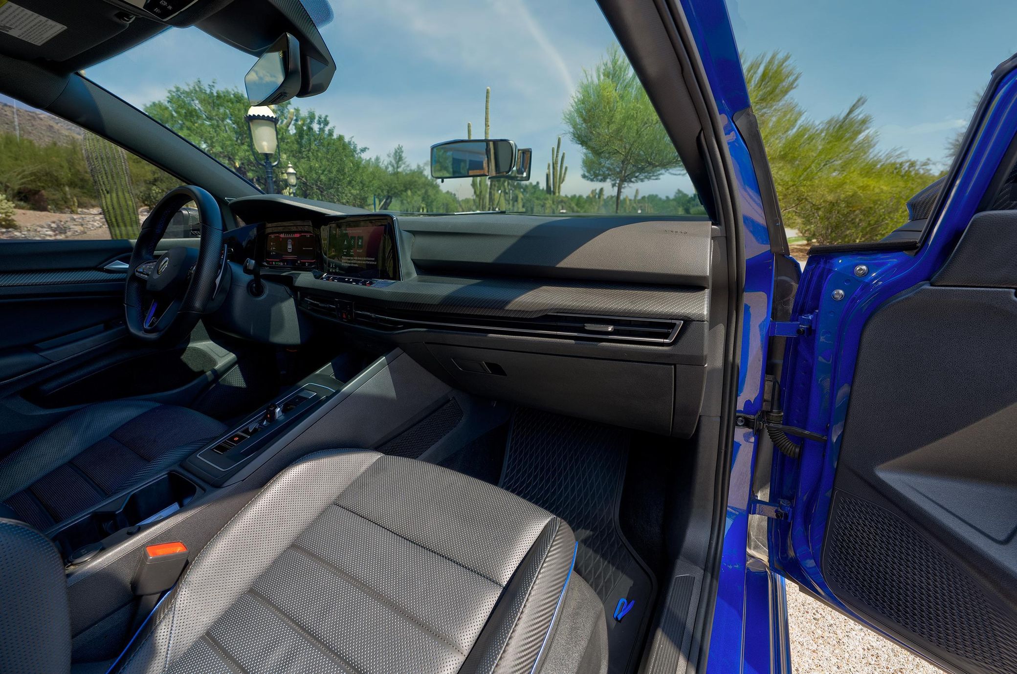 33. Glavna fotografija interijera s suvozačeve strane