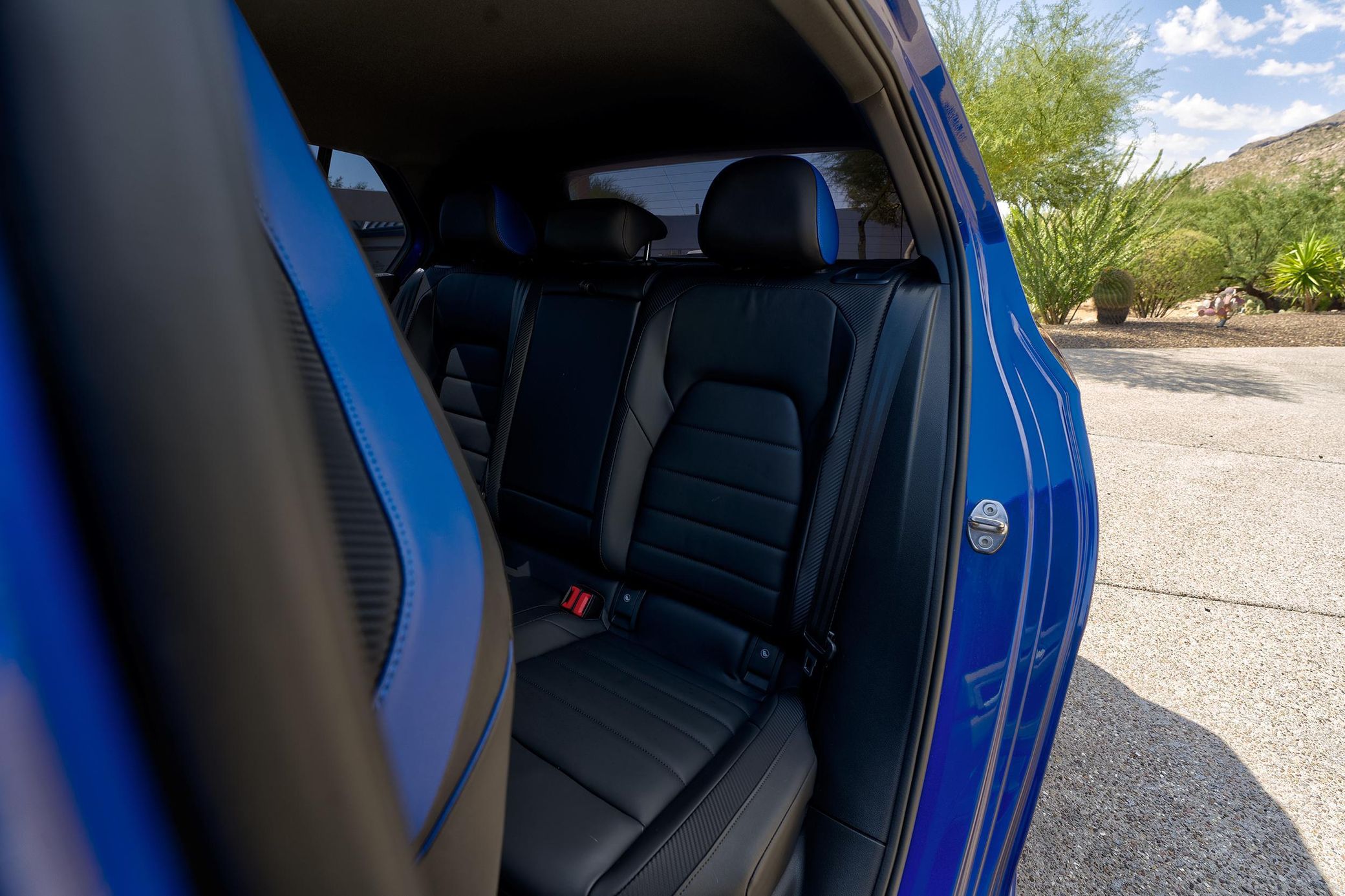 38. Stražnja sjedala s vozačeve strane