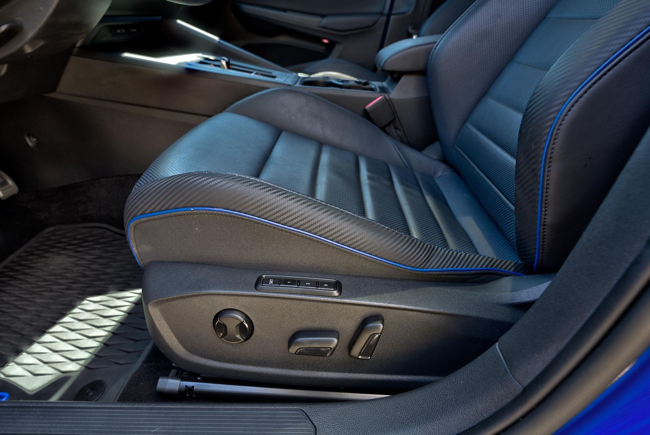 47-48. Izbliza donjih dijelova sjedala