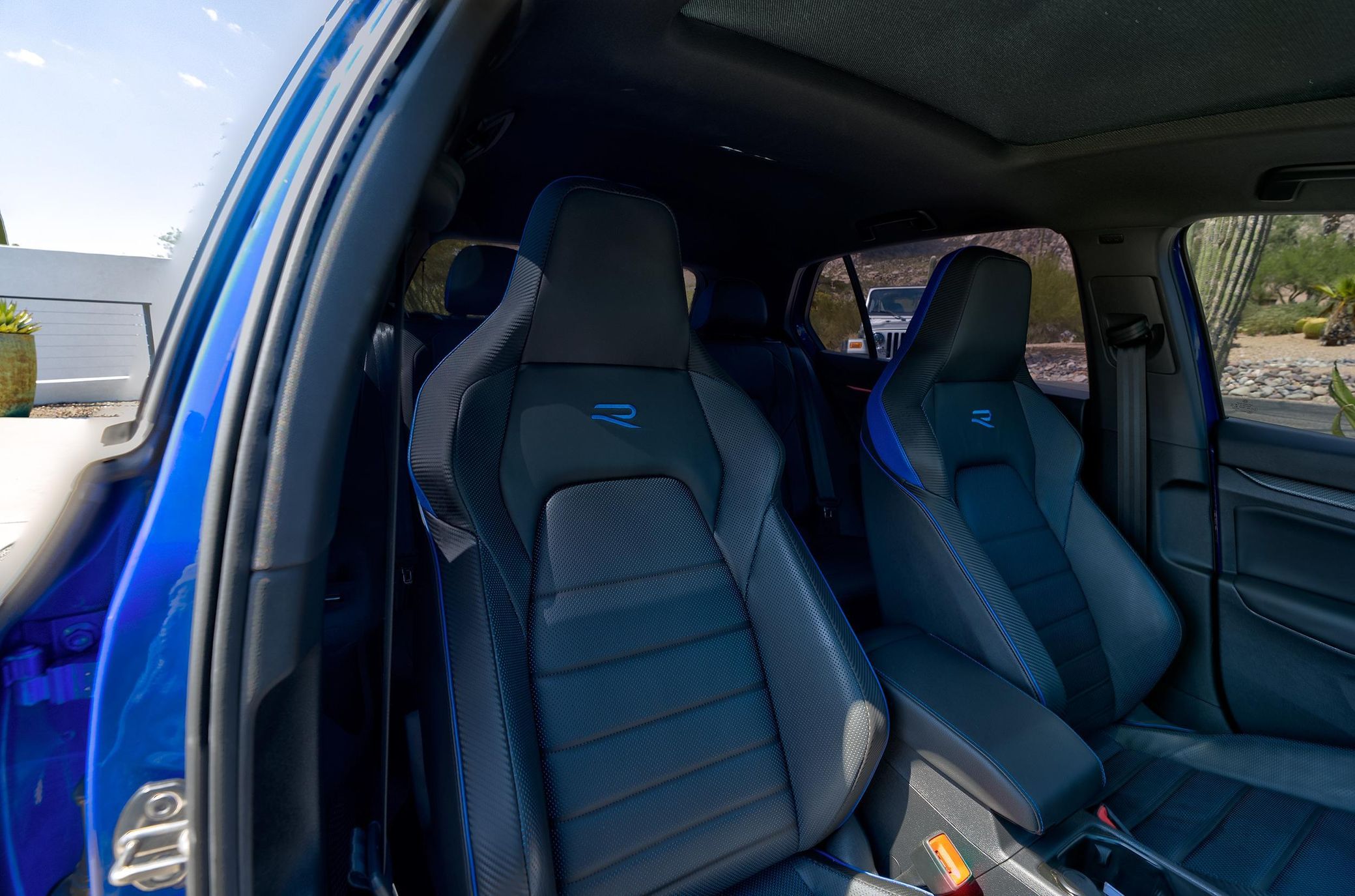 35. Fotografija cijelog suvozačevog sjedala frontalno