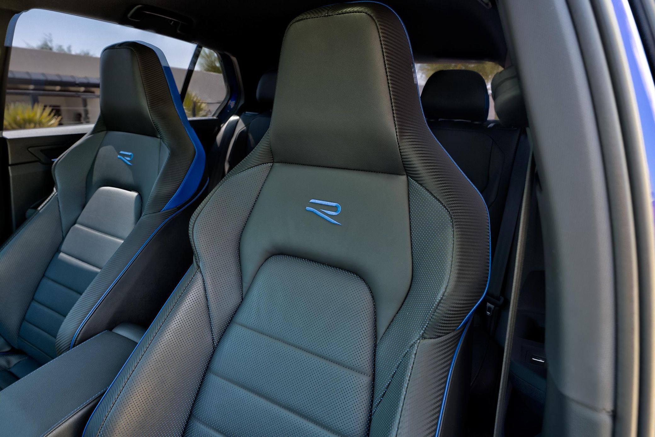 49-50. Izbliza stražnjih dijelova sjedala