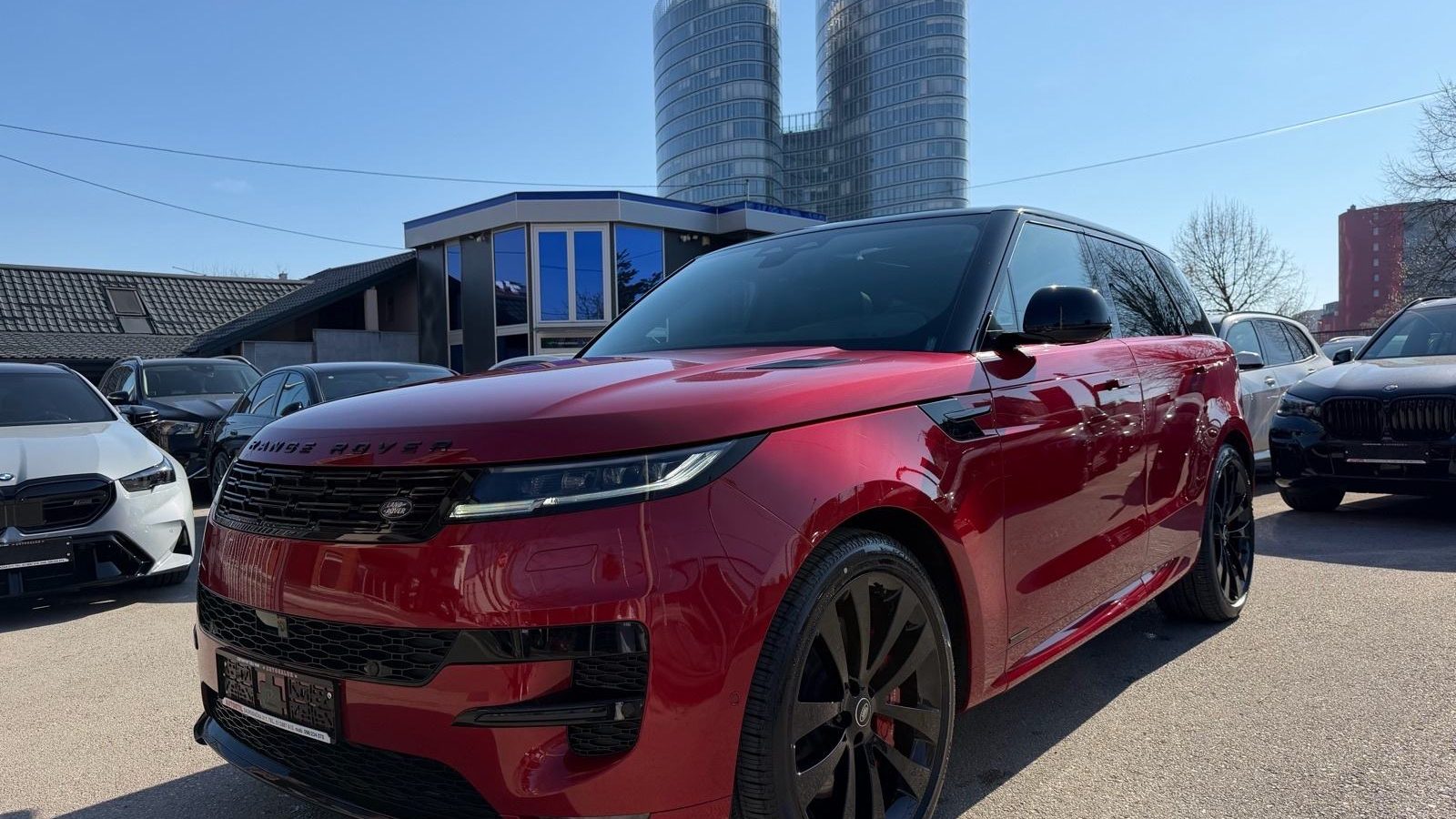 Slika prikazuje vanjski dio automobila i eksterijer.