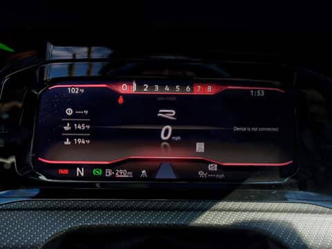 36. Instrumentna ploča s uključenim vozilom i vidljivim odometrom