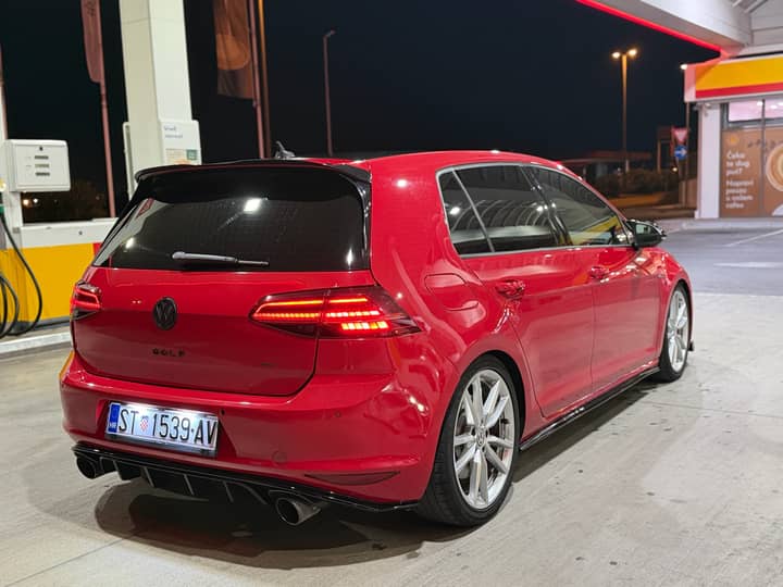 Slika prikazuje vanjsku karoseriju vozila na pumpi.