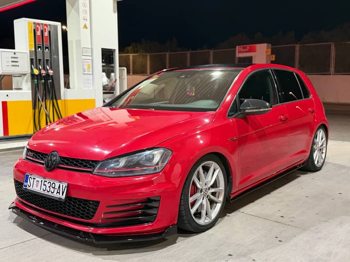 Slika prikazuje vanjski izgled vozila (eksterijer) na pumpi.