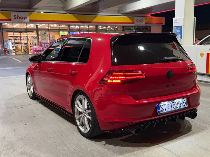 Slika prikazuje vanjsku karoseriju automobila.