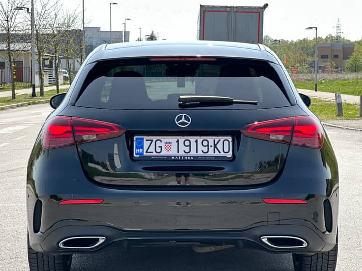 Slika prikazuje vanjsku karoseriju vozila.