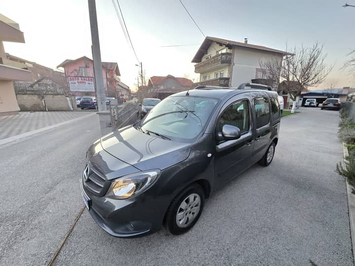 Slika prikazuje vanjski dio vozila (eksterijer) na ulici.