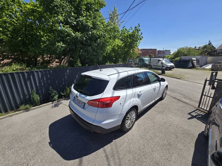 Slika prikazuje vanjski dio vozila.