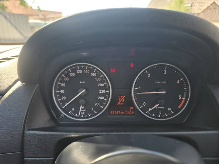 Slika prikazuje unutrašnjost vozila (instrument ploča i volan).