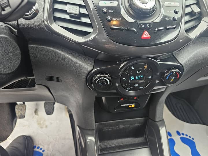 Slika prikazuje unutrašnjost vozila, centralna kontrolna ploča.