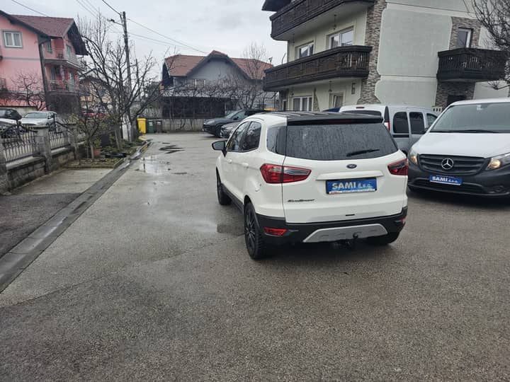 Slika prikazuje vanjski dio vozila (eksterijer).