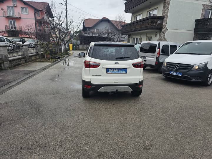 Slika prikazuje vanjsku karoseriju automobila sa stražnjeg pogleda.