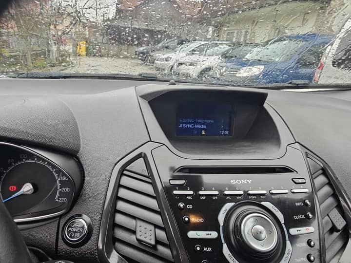 Slika prikazuje unutrašnjost vozila (volan, instrument ploča i središnja konzola).