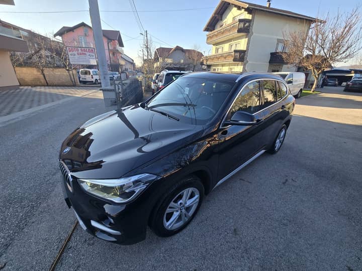 Slika prikazuje vanjsku karoseriju automobila.