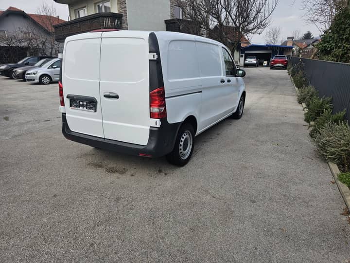 Slika prikazuje vanjski dio vozila (eksterijer).