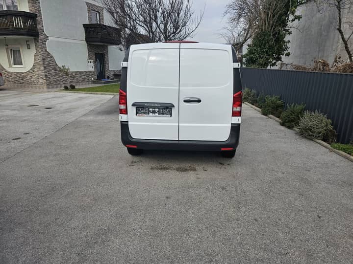Slika prikazuje vanjsku stražnju stranu vozila.