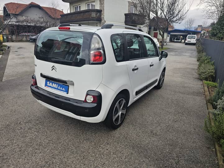 Slika prikazuje vanjsku karoseriju vozila.