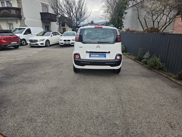 Slika prikazuje vanjski dio vozila (eksterijer) fokusom na stražnji dio.