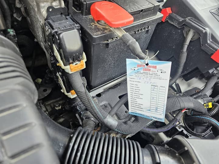 Slika prikazuje vanjski motorni prostor vozila.