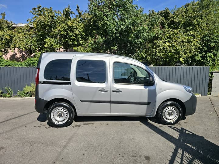 Slika prikazuje vanjsku karoseriju vozila (eksterijer).