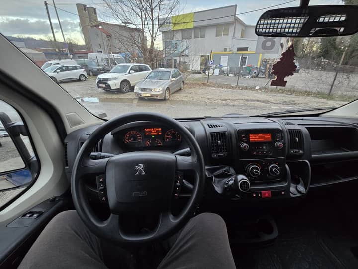 Slika prikazuje unutrašnjost vozila (volan i instrument ploča).