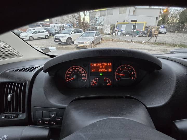 Slika prikazuje unutrašnjost vozila s instrument pločom.