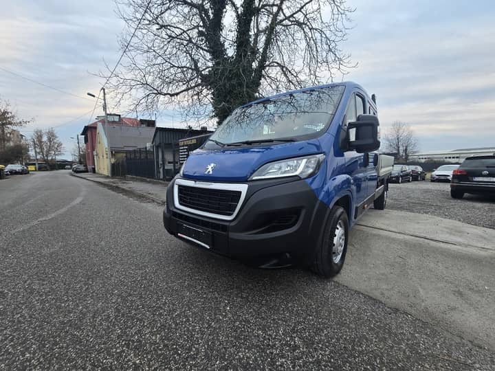 Slika prikazuje vanjski izgled vozila, karoseriju i svjetla.
