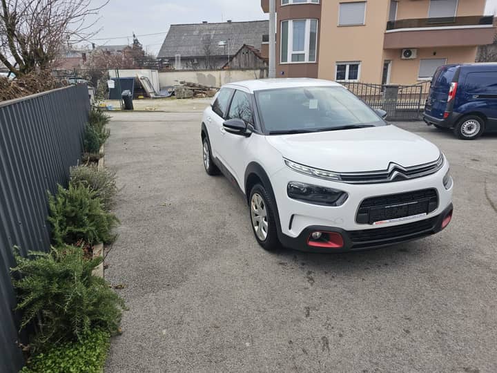 Slika prikazuje vanjski izgled vozila, prednji dio.