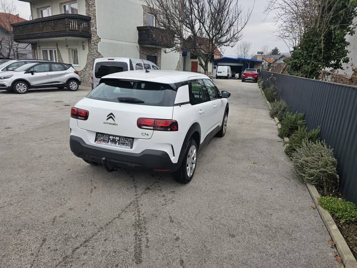 Slika prikazuje vanjsku stranu vozila (eksterijer).