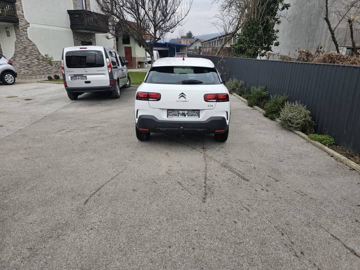 Slika prikazuje vanjsku stražnju stranu vozila.
