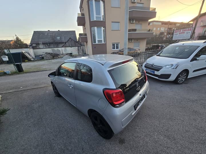 Slika prikazuje vanjštinu vozila i vanjske detalje karoserije.