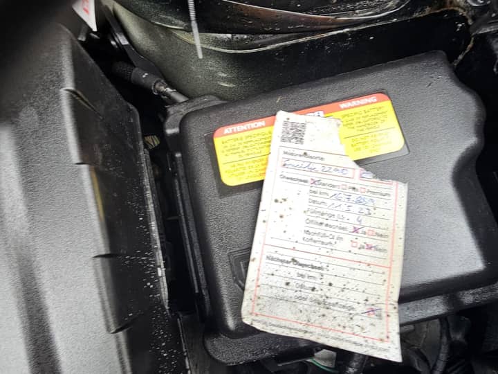 Slika prikazuje vanjski dio vozila, motorni prostor.