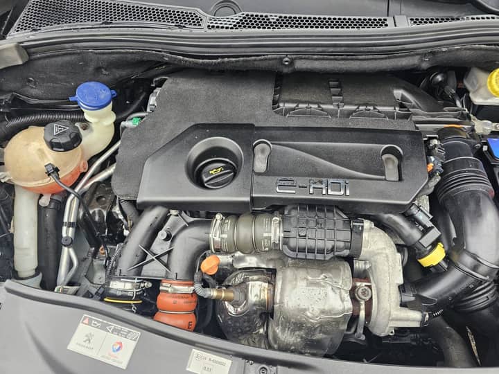 Slika prikazuje vanjski dio vozila, motorni prostor.