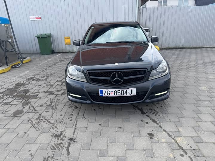 Slika prikazuje vanjski dio vozila iz prednjeg pogleda.