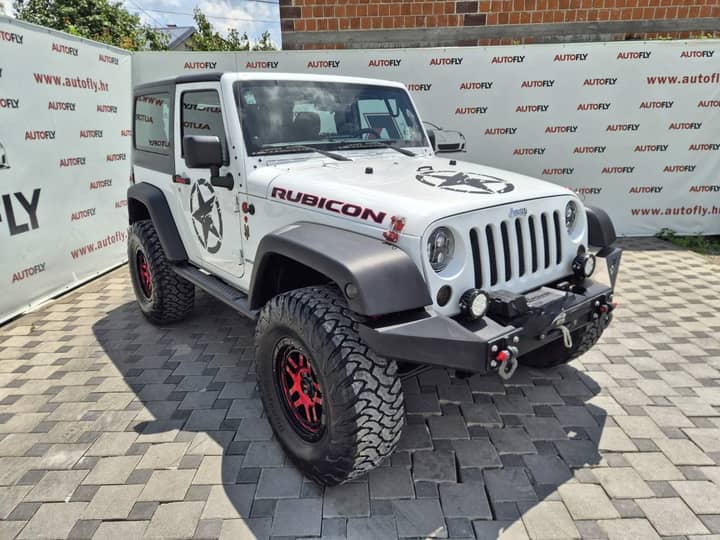 Slika prikazuje vanjsku stranu vozila (Jeep Rubicon).