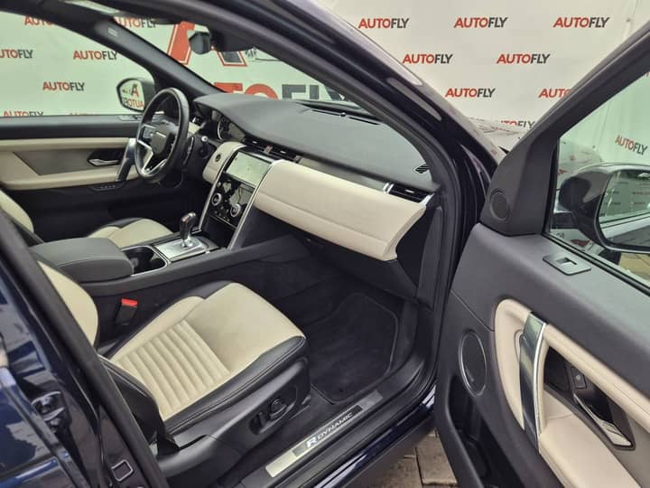 Slika prikazuje unutrašnjost vozila (volan i sjedala).