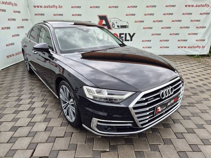 Slika prikazuje vanjski dio automobila (karoserija i prednji dio).