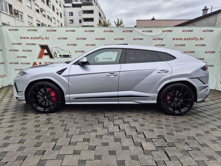 Slika prikazuje vanjsku stranu automobila (eksterijer).