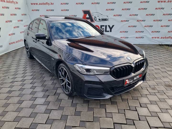 Slika prikazuje vanjsku karoseriju automobila.
