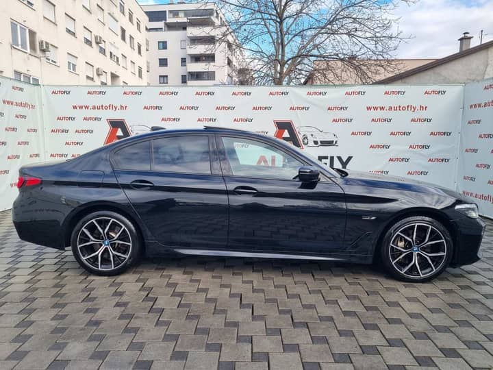 Slika prikazuje vanjštinu automobila (profil).