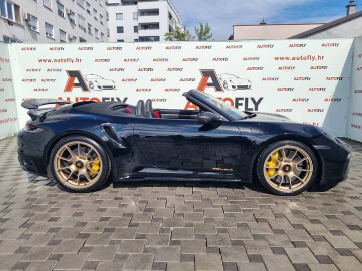 Slika prikazuje vanjsku stranu automobila (kabriolet).
