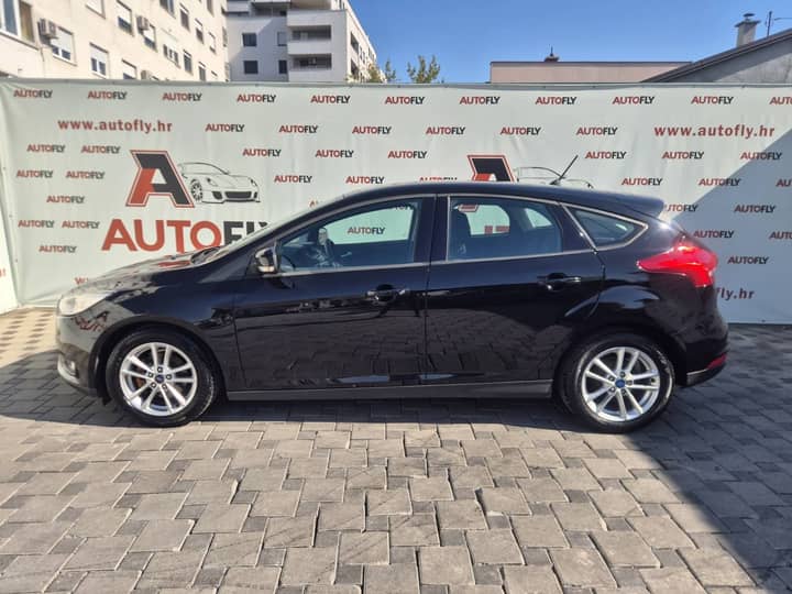 Slika prikazuje vanjsku stranu automobila (bočni pogled).