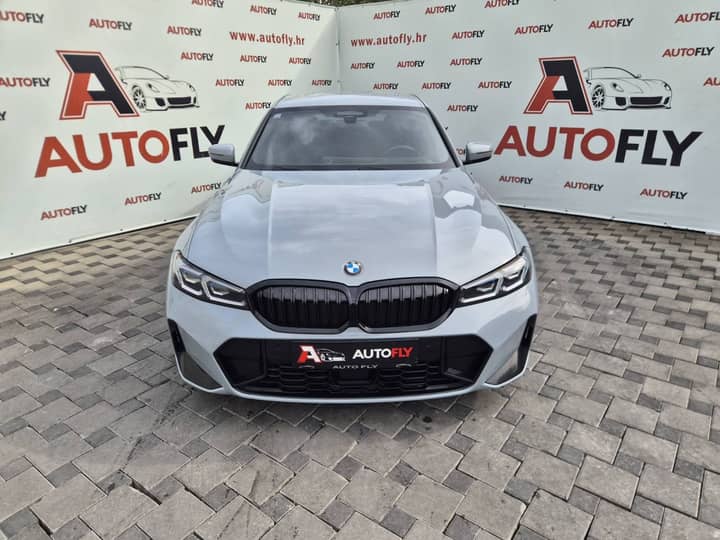 Slika prikazuje vanjski dio automobila.