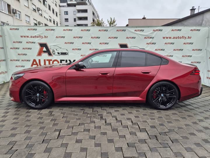 Slika prikazuje vanjsku stranu automobila (eksterijer).